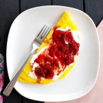 Omlet z truskawkami