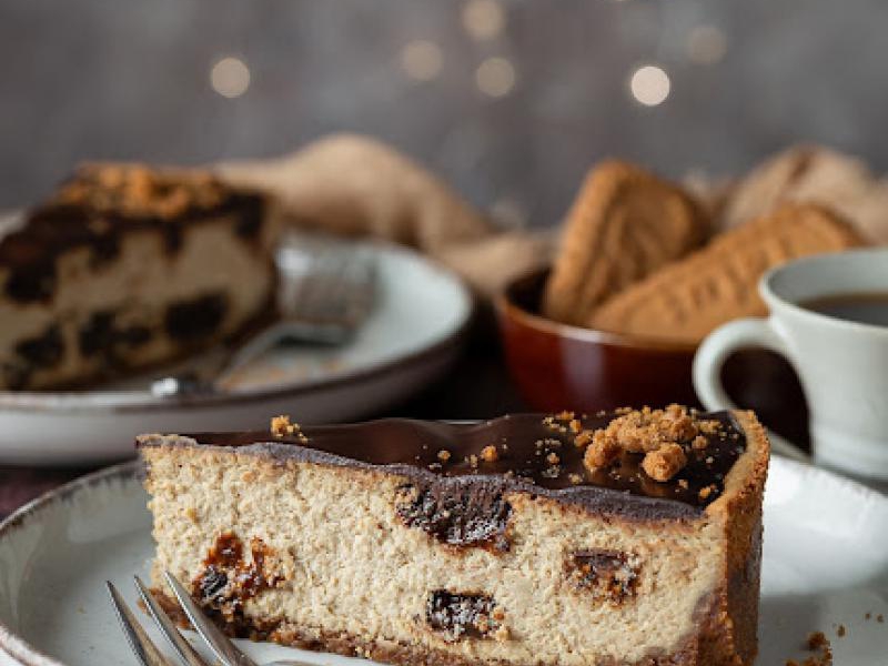 Sernik z musem z suszonych śliwek