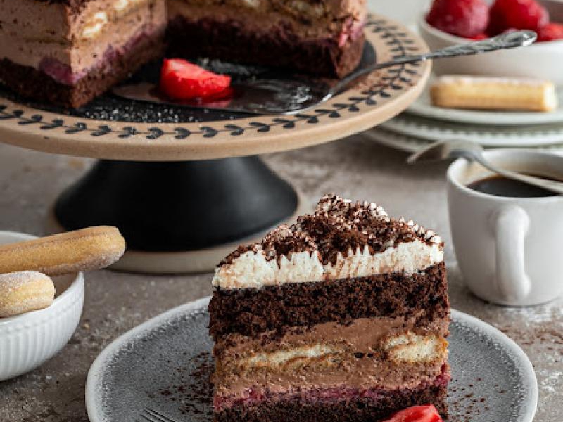 Torcik czekoladowy z kawą i truskawkami