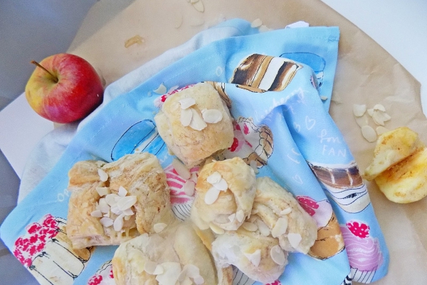 Świąteczne bułeczki z jabłkami, migdałami i cynamonem