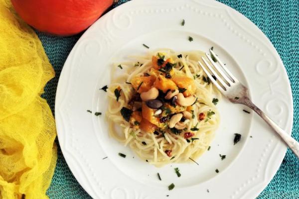 Spaghetti z dynią, suszonymi pomidorami i orzeszkami nerkowca