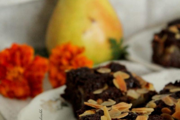 Ciasto kakaowe z gruszkami i płatkami migdałów