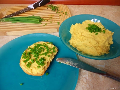 Pasta z cieciorki i jajek na zdrowe śniadanie