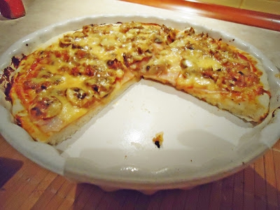 Pizza z pieczarkami, szynką i serem przepis