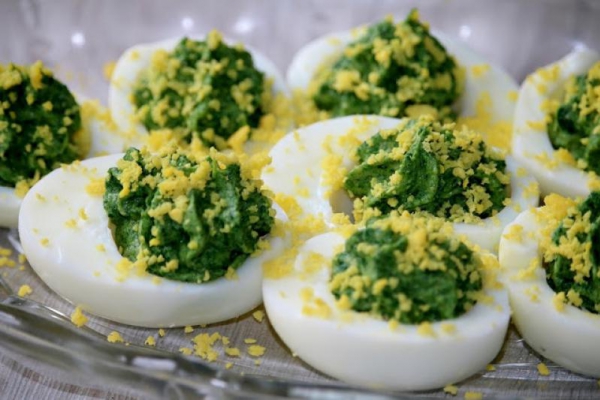 Jajka ze szpinakiem smakowite szybkie wartościowe danie