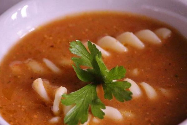 Szybka Zupa pomidorowa z cukinią przepyszna i odżywcza z makaronem lub bez
