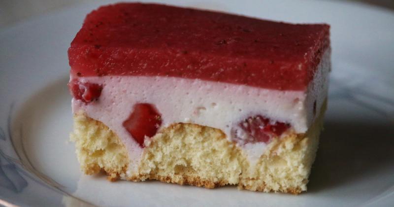 Truskawkowa chmurka bez pieczenia z pianką jogurtową