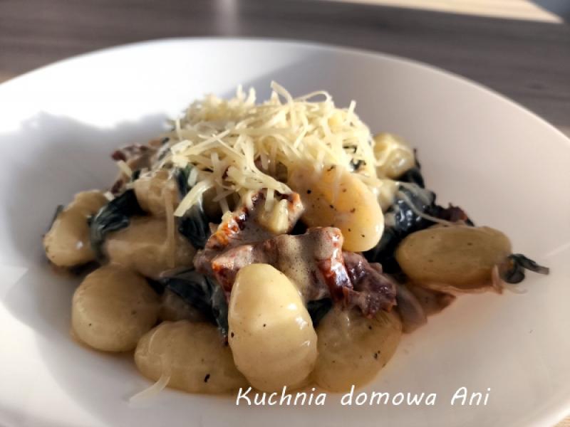 Gnocchi ze szpinakiem i szynką parmeńską