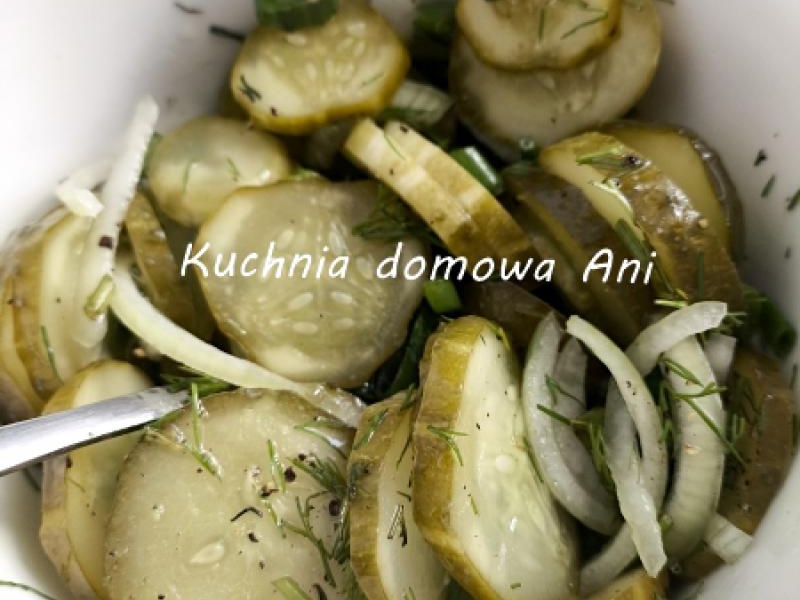 Surówka z ogórków małosolnych
