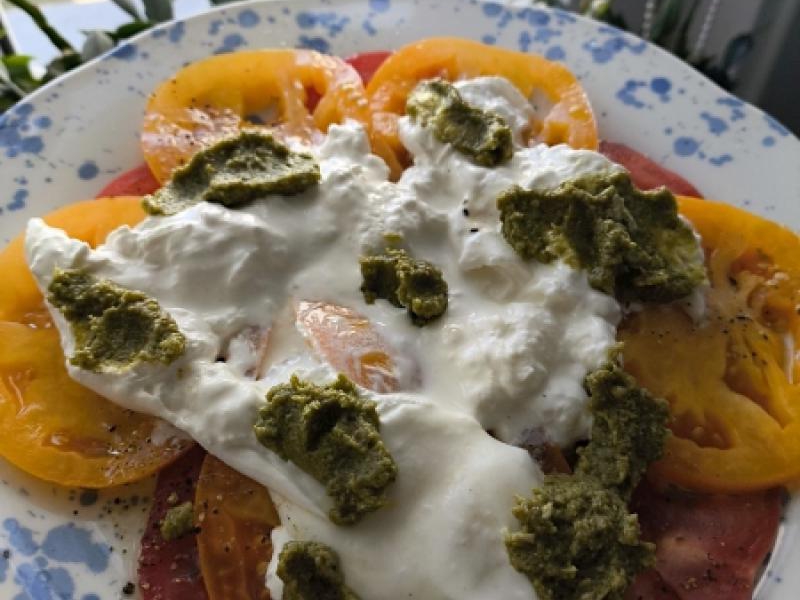 Pomidory z burratą i pesto