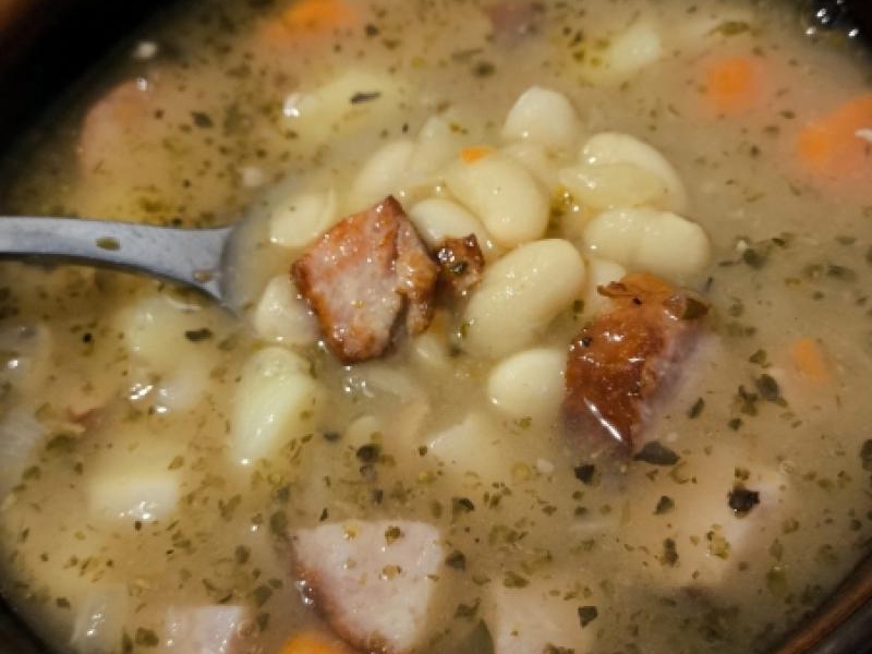 Zupa fasolowa z kiełbasą i ziemniakami