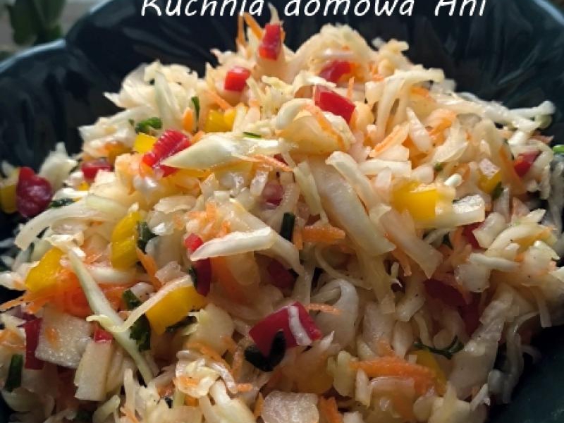 Kolorowa surówka z białej kapusty