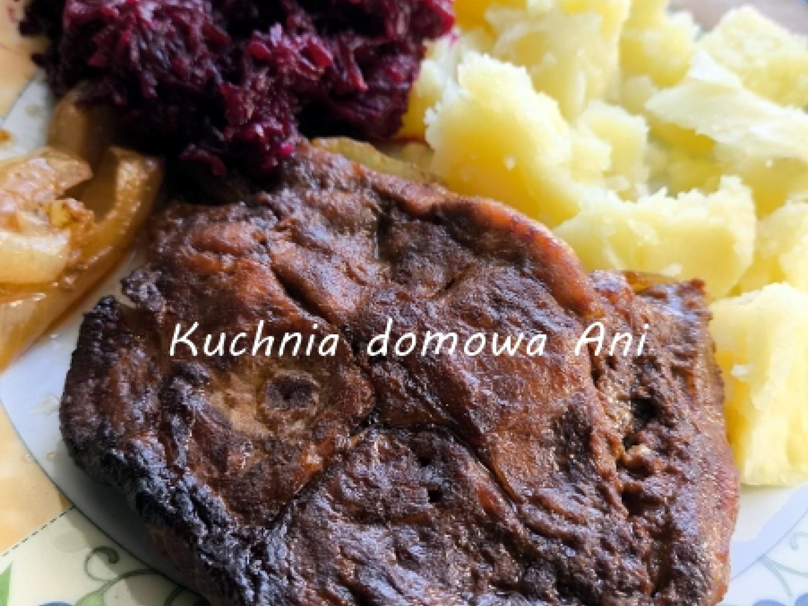 Karkówka pieczona na cebuli