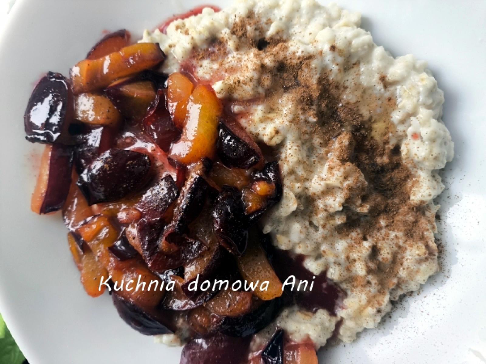 Owsianka z karmelizowaną śliwką