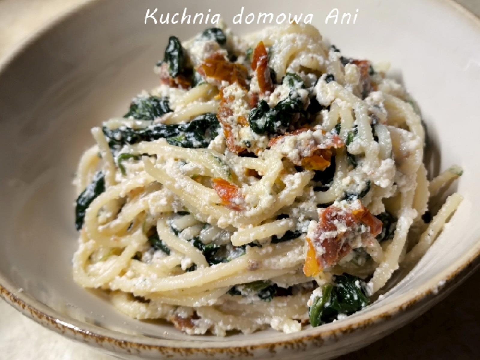 Makaron z ricottą, szpinakiem i suszonymi pomidorami