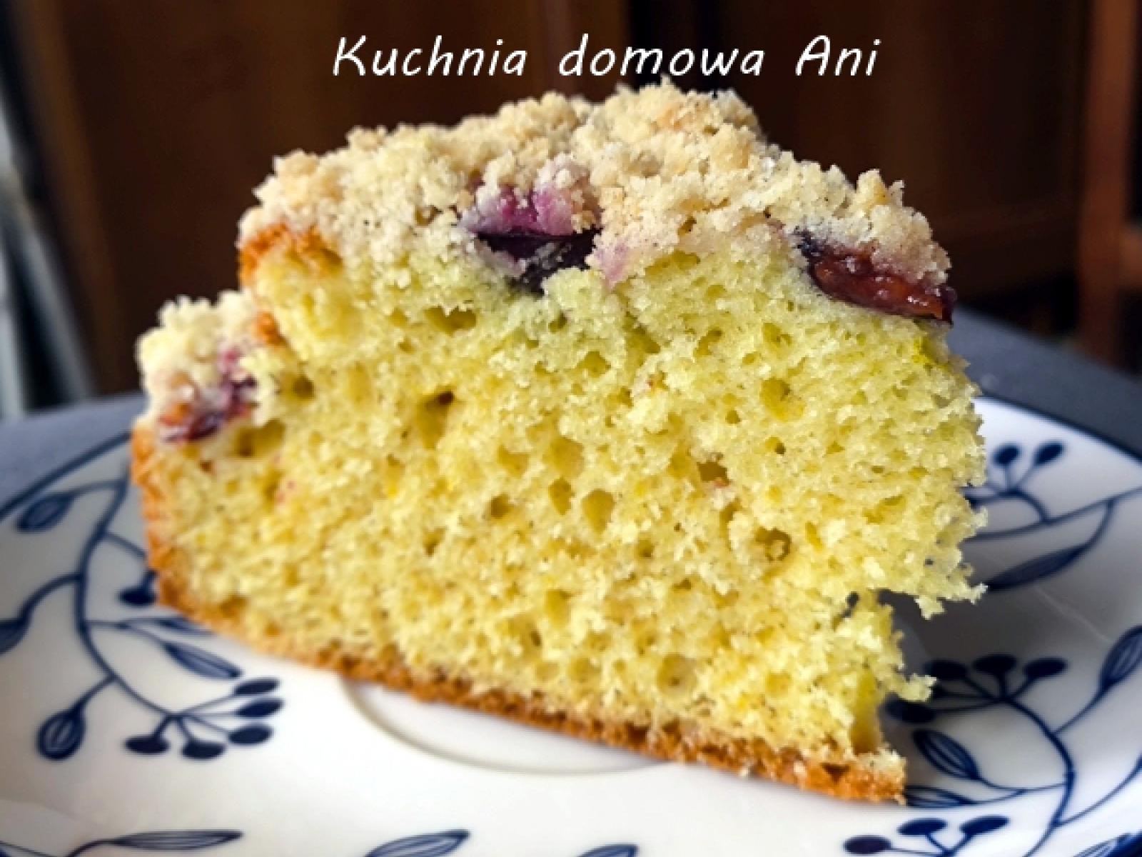 Ciasto widelcem mieszane ze śliwkami i cynamonową kruszonką