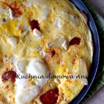 Omlet z chorizo, cebulą...