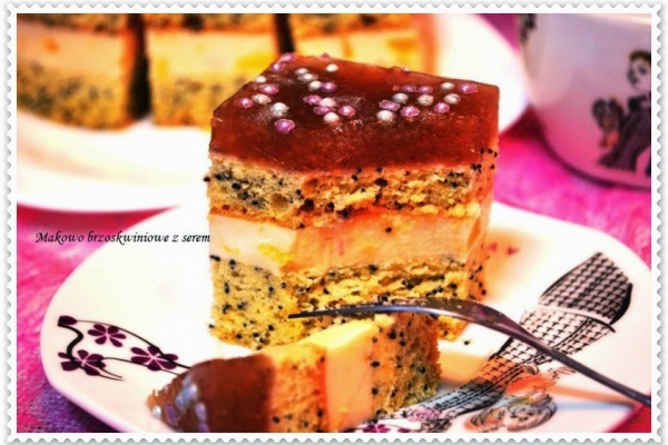 Ciasto makowe z serem i brzoskwiniami