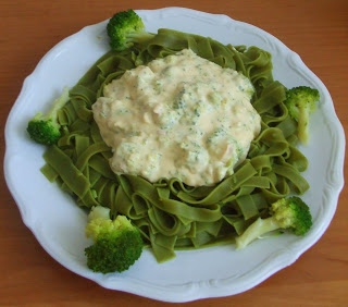 Makaron szpinakowy z sosem serowo-śmietanowym i brokułami