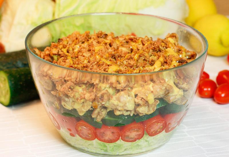 Sałatka warstwowa z kultowym sosem KFC Kentucky