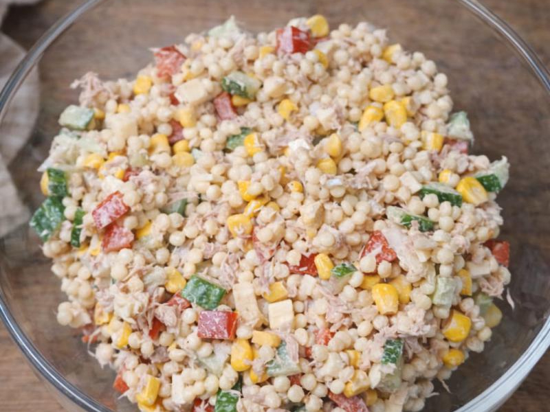 Sałatka z kuskusem perłowym i tuńczykiem