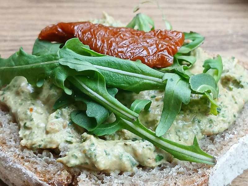 Pasta z rukoli i suszonych pomidorów – szybki dodatek do kanapek i makaronu