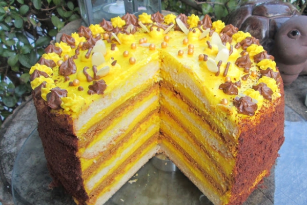 Tort pszczółka-z miodowymi spodami,biszkoptem i kremem
