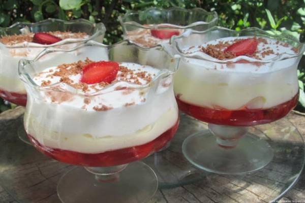 Deser z truskawkami a la Trifle