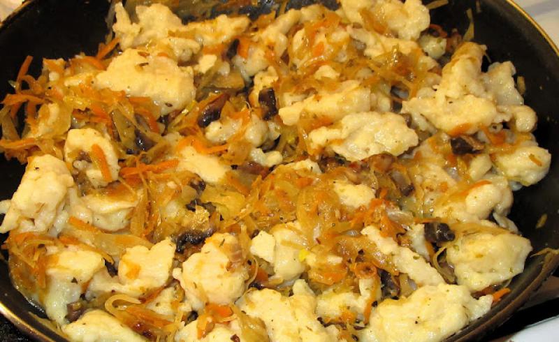 Delikatne KLUSKI  KŁADZIONE z okrasą z kiszonej kapusty pomysł na szybki, tani i pyszny obiad +FILM