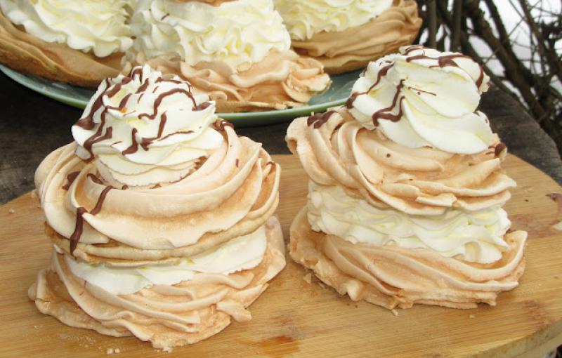 Przepis na  Hiszpany, torciki bezowe z bitą śmietaną , proste i przepyszne +FILM