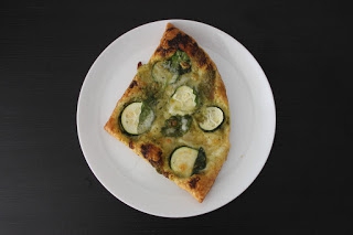 Francuska a la pizza z zielonym pesto, cukinią, szpinakiem i mozarellą