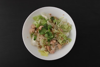 Sałatka z tuńczykiem i makaronem ryżowym