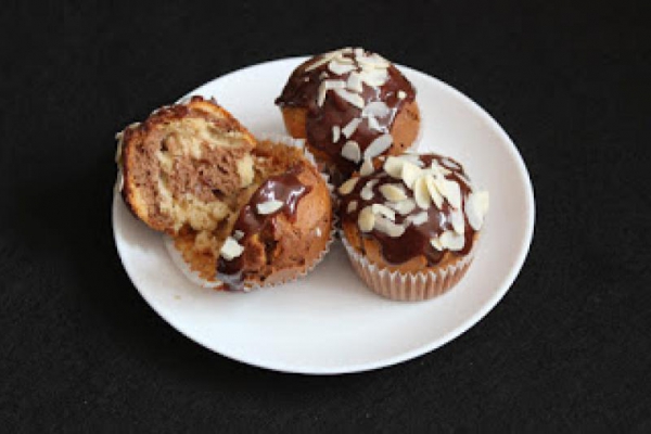 Muffinki  zebra  z polewą czekoladową i migdałami