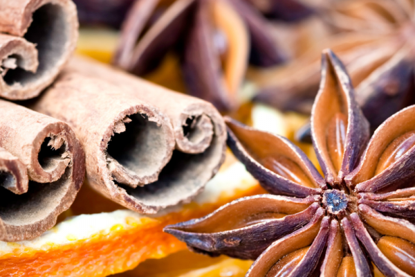 Przyprawy świąteczne: Jak uzyskać głębszy aromat przypraw?