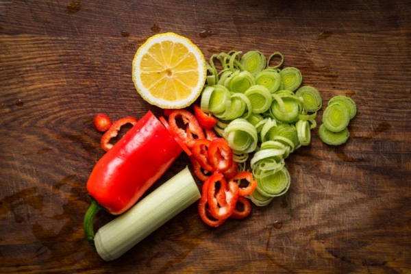 Co warto wiedzieć o gastronomicznych szatkownicach do warzyw?