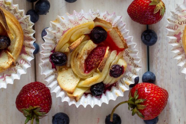 Muffinki z ciasta francuskiego z owocami