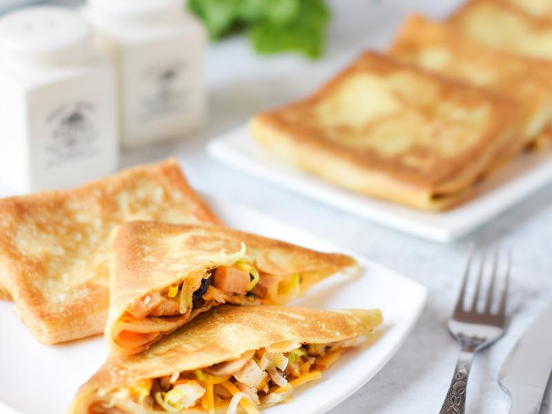 Naleśnikowe koperty z kurczakiem i pieczarkami