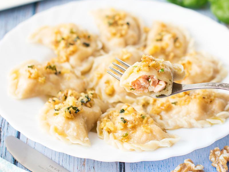 Pierogi z łososiem i masełkiem bazyliowym