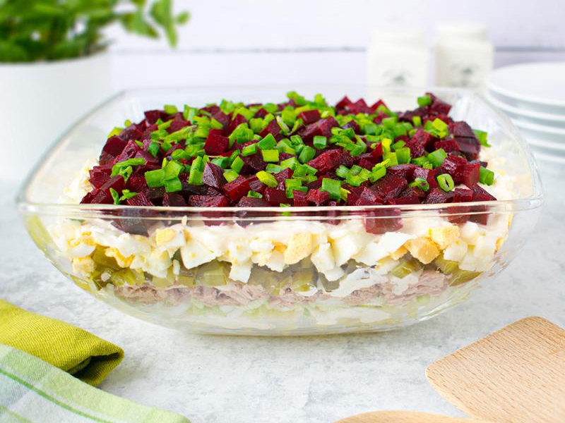 Sałatka warstwowa z tuńczykiem i buraczkami