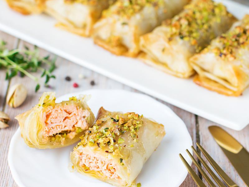 Zapiekany łosoś w cieście filo z pistacjami