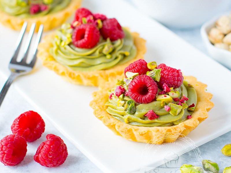 Tartaletki z kremem pistacjowym i malinami
