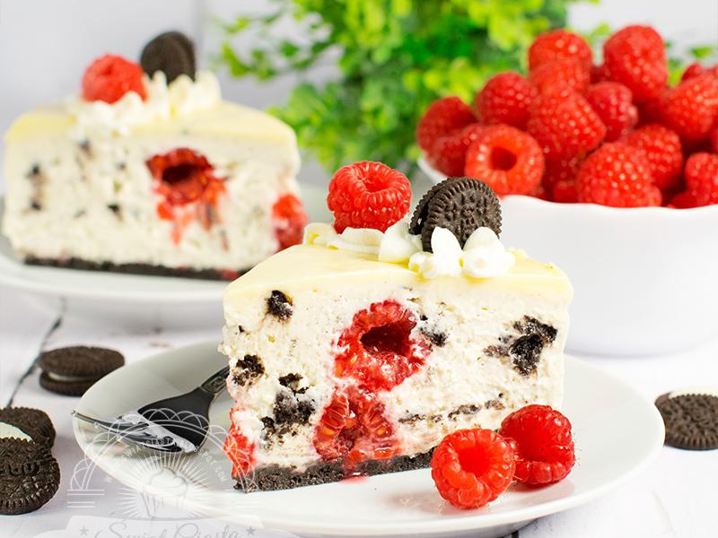 Sernik Oreo z białą czekoladą i malinami