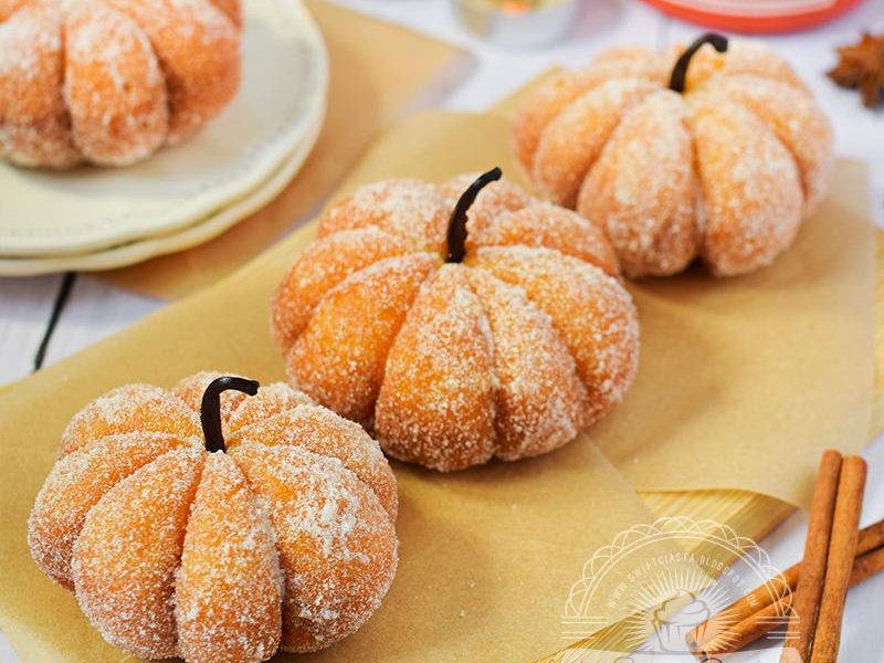 Pączki z budyniem w kształcie dyni