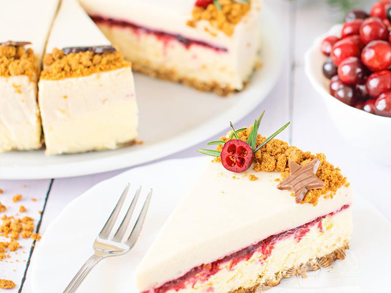 Sernik z musem piernikowym i konfiturą z żurawiny