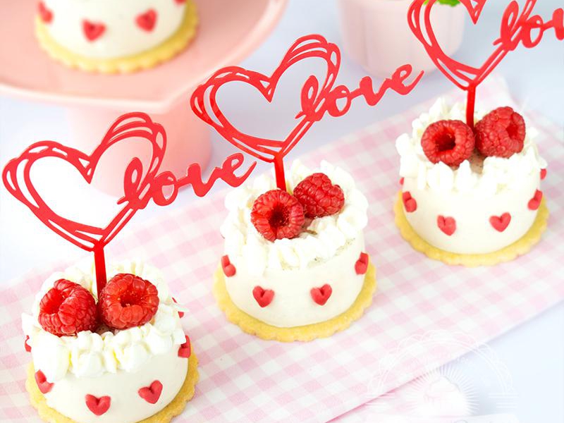 Mini serniczki z białą czekoladą i malinami