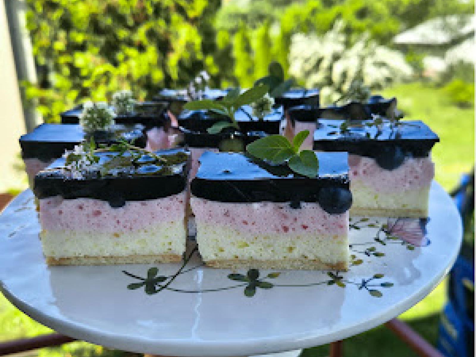 CIASTO JOGURTOWE Z CZARNĄ GALARETKĄ