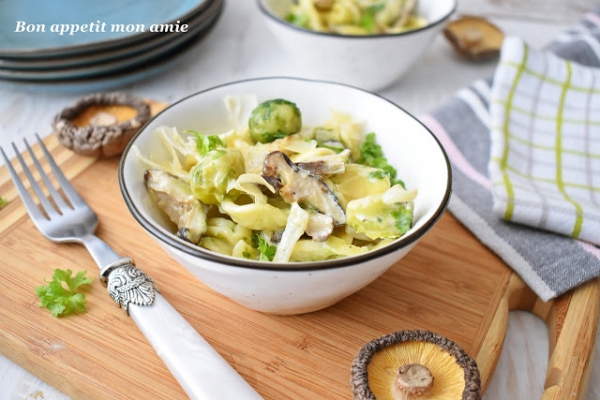 Makaron orecchiette z grzybami shiitake i bruksleką