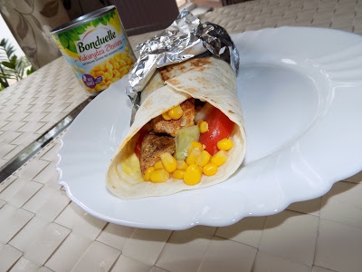 Tortilla z kurczakiem, kukurydzą i warzywami