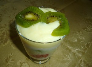Deser jogurtowo-budyniowy z owocami