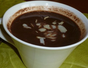 Gorąca czekolada z likierem migdałowym